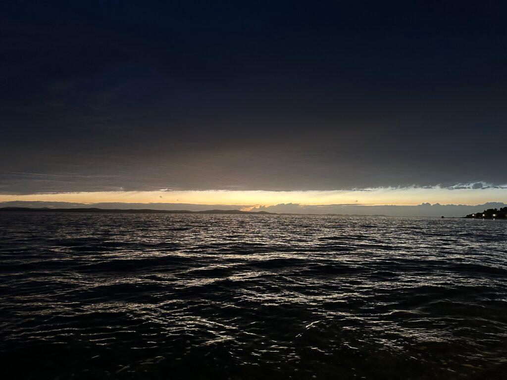 alt image