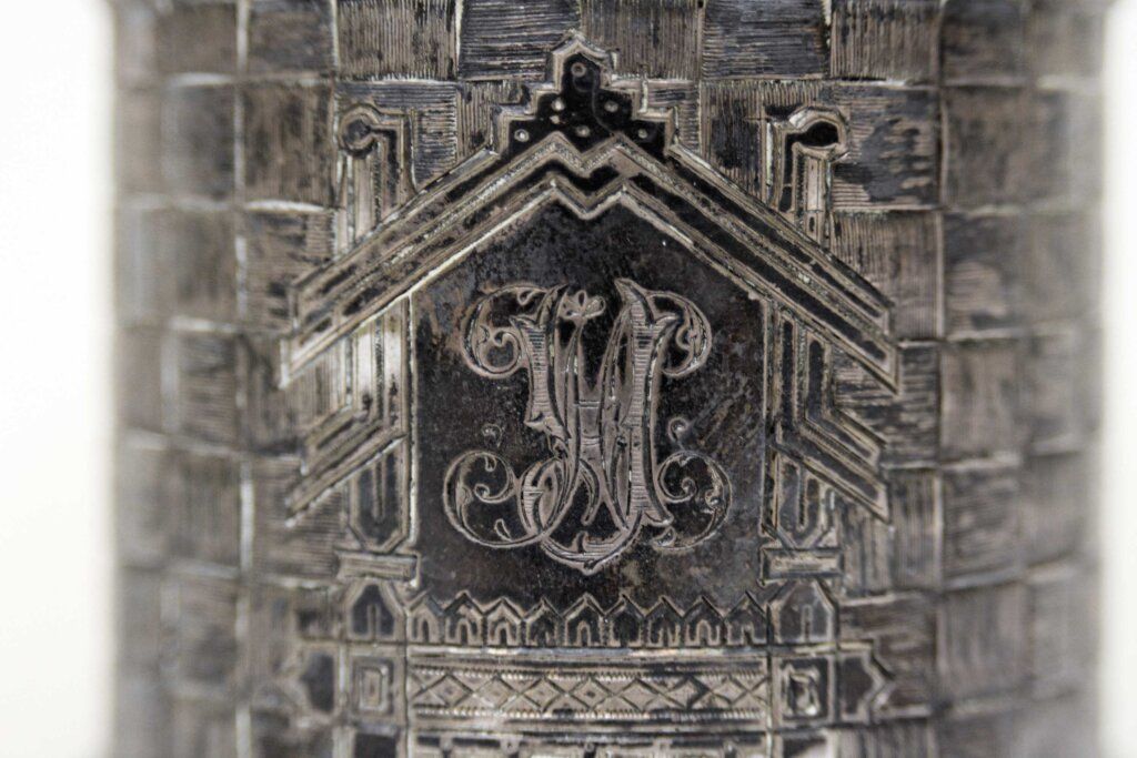 alt image